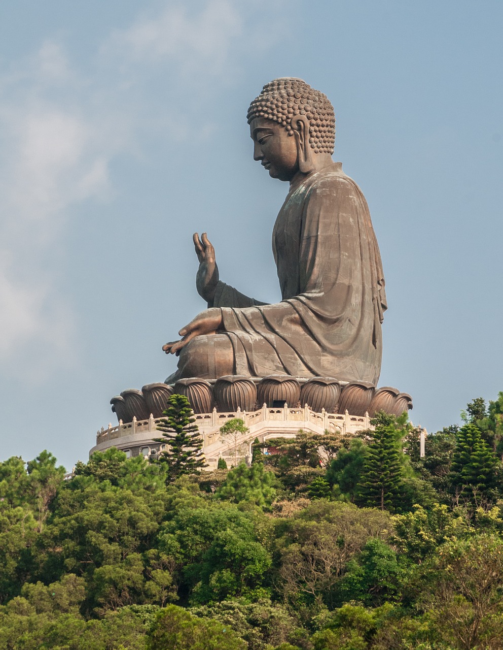 Бронзовая статуя сидящего Будды