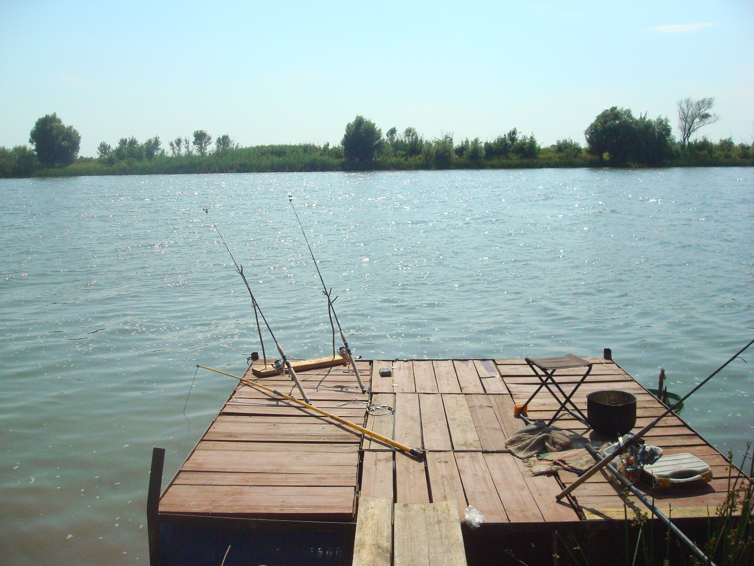 Рыбалка на волге с проживанием в домиках. Река Волга рыбалка. Астрахань Волга река рыбалка. Базы отдыха с рыбалкой на Волге. База отдыха на Волге с рыбалкой.